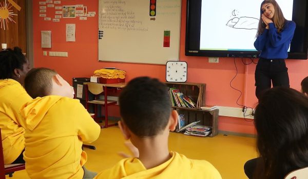 Kinderen volgen een gebarentaalles
